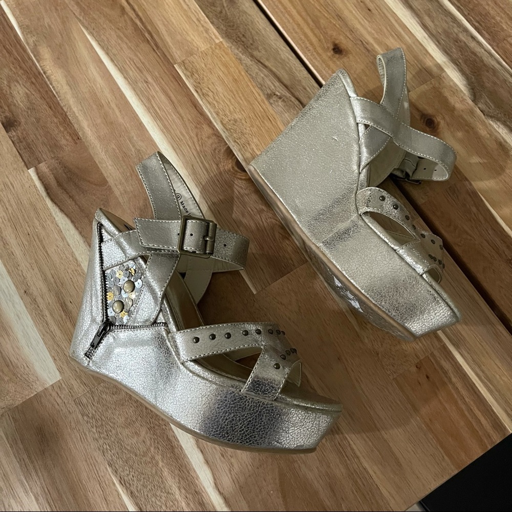 Not rated size 9 sparkle wedge‎